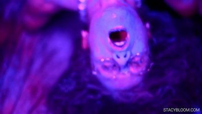 Кӯдак дар камера мастурбатсия мекунад ва худро ба оргазм меорад.